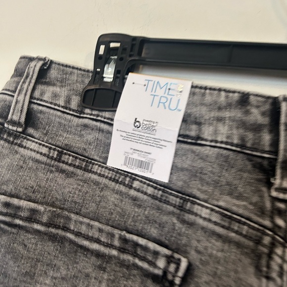 NWT Time and Tru Gray Jean Shorts Distressed Cut-Off Style 8.5 inseam Size 12 - Picture 3 of 8